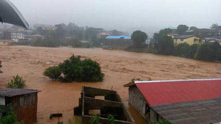 METEO, Alluvione travolge capitale Sierra Leone, almeno 300 morti