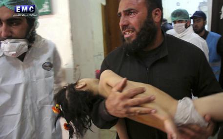 Siria: ong, 58 morti in raid con sospetto uso di gas. ''Strage di bambini''