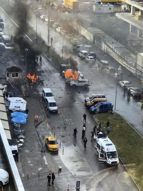 Turchia, attacco a Smirne: 2 i morti. Uccisi 2 terroristi