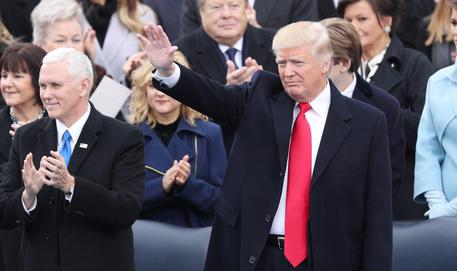 USA, Trump ha giurato: 'Il potere torna agli americani'. Scontri a Washington