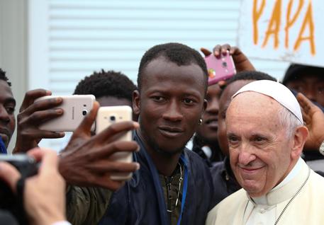 Migranti, monito di Papa Francesco ai politici: "Fomentare la paura seminano violenza e discriminazione razziale"