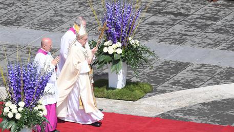 Papa, messa di Pasqua a San Pietro: ''Soccorrere nuovi schiavi, bimbi sfruttati, migranti''