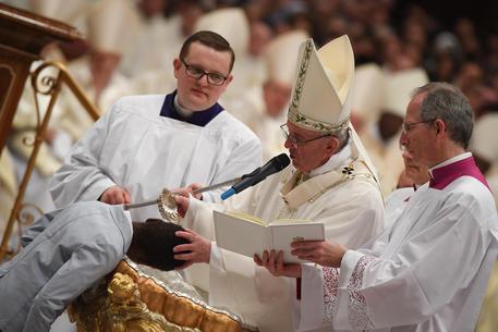 Papa Francesco alla veglia di Pasqua: ingiustizie, tratta e migranti riflettono la morte di Gesu'