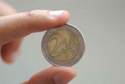 Monete false da 2 euro, il trucco per riconoscerle