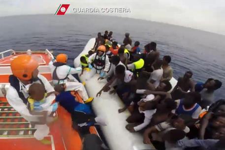 Migranti, esodo dalla Libia verso l'Italia, 5.00 salvati, 8.500 sulle navi