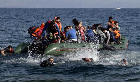 Migranti: almeno 16 morti nel naufragio a Lesbo. Bufera per frasi M5S sulle Ong. Cei: ''Accuse vergognose''