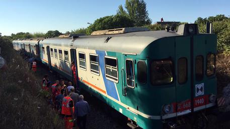 Scontro tra convogli ferroviari in Salento, 5 feriti, 10 contusi 