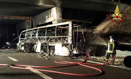 VERONA, bus ungherese in fiamme, 16 morti
