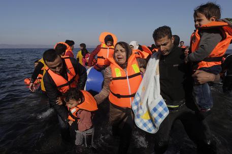 Migranti: affonda gommone diretto in Italia, almeno 23 morti