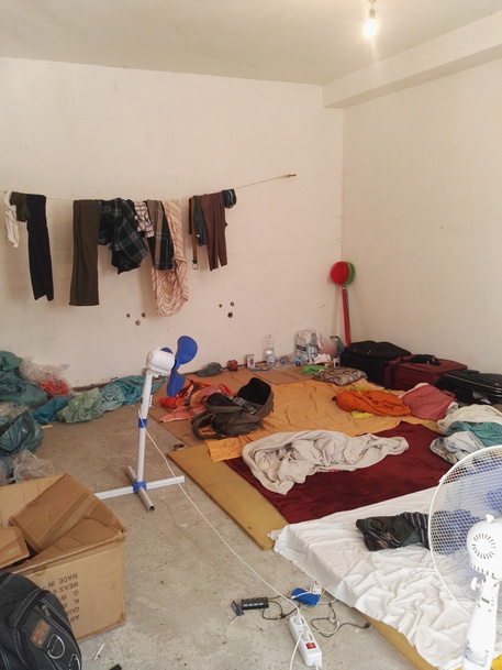 PAOLA (COSENZA), Migranti pagavano per vivere tra rifiuti