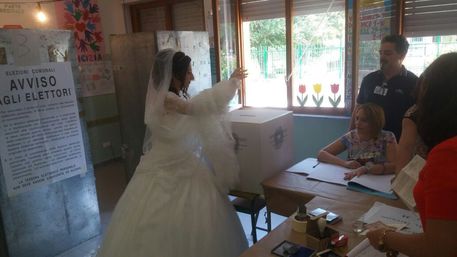 CATANZARO, al seggio in abito da sposa, per esprimere il proprio voto