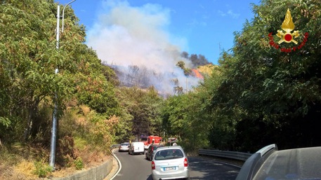 CATANZARO, incendio nella pineta in localita' Pitera', evacuate case
