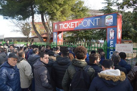 CROTONE, tanti in coda per biglietti Crotone-Juve