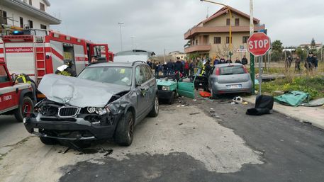 LOCRI (REGGIO CALABRIA), scontro tra due auto, un morto e 6 feriti