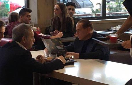 Sorpresa da McDonald's: al tavolo c'è Berlusconi
