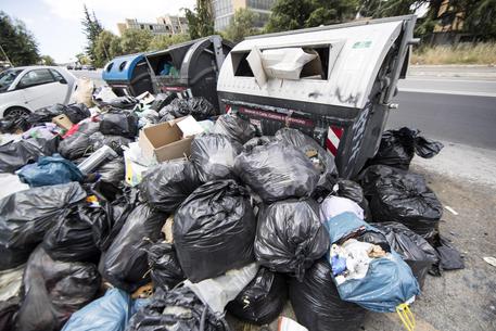 Renzi: 'Roma invasa da rifiuti, domenica ripuliamo'. Scontro con Grillo e Raggi