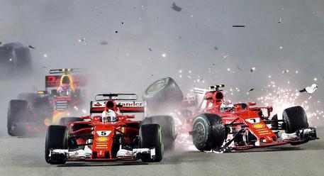F1: scontro al Gp di Singapore, Ferrari ko. Trionfa Hamilton