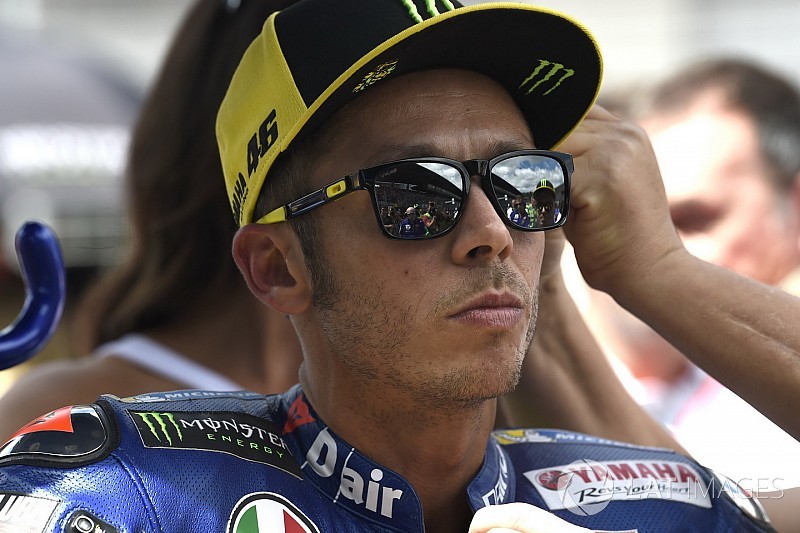MotoGp, Rossi cade in allenamento: sospetta frattura tibia e perone