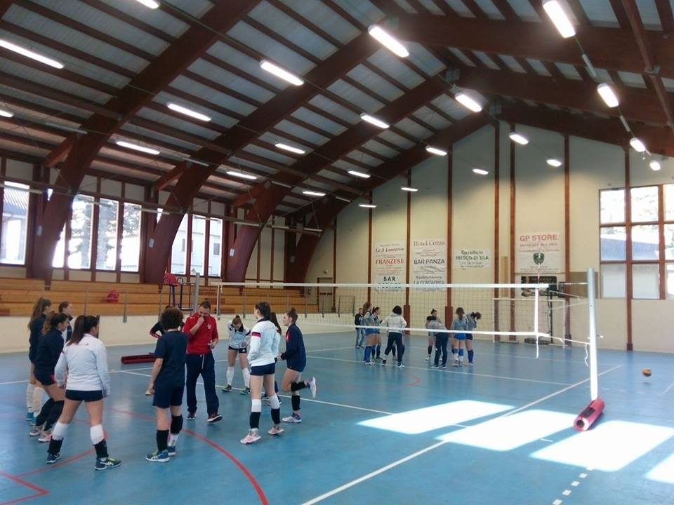 VOLLEY FEMMINILE SERIE C - PLAY OUT. Volley Cosenza Asd-Q8 Spina Volley Sgf 3-0 (25-14, 25-19, 25-17)