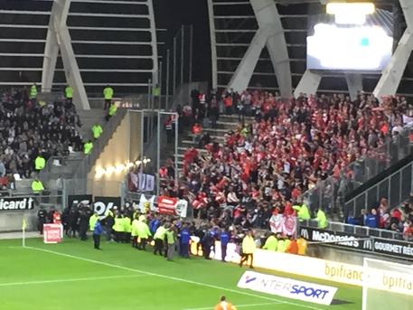 PARIGI, Calcio: crolla balaustra stadio Amiens