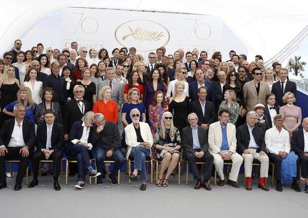 Cannes: foto di famiglia con star e festival si ferma 