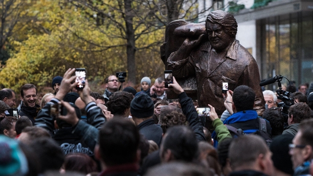 Ungheria, inaugurata a Budapest la statua di Bud Spencer. VIDEO
