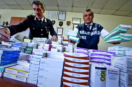 Farmaci salvavita, mercato nero, 5 arresti